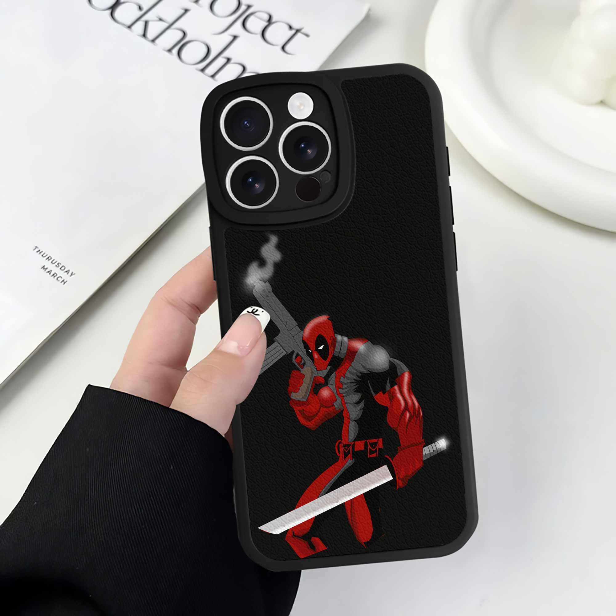 （画像用） Deadpool デッドプール 【iPhone 16シリーズ対応】シリコンスマホケース（レザー調） 材質：シリコン